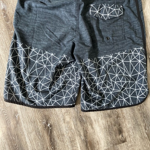 Men’s MOSSIMO swim shorts size 34 waist - Picture 2 of 3